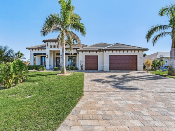 Luxurious Waterfront Retreat - 4 Bedroom Vacation Rental in Cape Coral